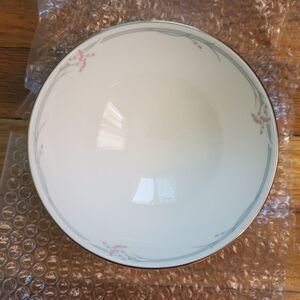 Vintage Royal Doulton carnation bowl fine bone China with original box‎